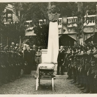 AUTOR DESCONOCIDO. El 34 batallón de cazadores alpinos rinde honores al féretro de Blasco Ibáñez, situado ante el busto del mismo, en los jardines de Fontana Rosa. 1933. ES.462508.ADPV/Fondo Fotográfico, nº 08862