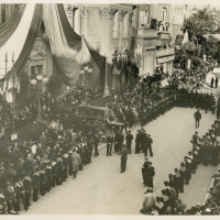AUTOR DESCONOCIDO. Ante el Palacio Municipal, el Ayuntamiento de Mentón hace entrega al Gobierno Español, representado por el Sr. Pita Romero del féretro de Blasco Ibáñez. 1933. ES.462508.ADPV/Fondo Fotográfico, nº 08863