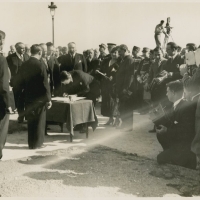 AUTOR DESCONOCIDO. Autoridades en Mentón, firmando el acta de entrega y recepción de los restos mortales de Blasco Ibáñez. 1933. ES.462508.ADPV/Fondo Fotográfico, nº 08875