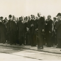 AUTOR DESCONOCIDO. Alcalá Zamora y otras autoridades en el Puerto de Valencia, esperando los restos de Blasco Ibáñez. 1933. ES.462508.ADPV/Fondo Fotográfico, nº 08883 