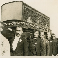 AUTOR DESCONOCIDO. Amigos y correligionarios portando a hombros el féretro de Blasco Ibáñez. 1933. ES.462508.ADPV/Fondo Fotográfico, nº 08896 