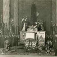 AUTOR DESCONOCIDO. Túmulo, con el féretro, levantado en el Salón Columnario de la Lonja. 1933. ES.462508.ADPV/Fondo Fotográfico, nº 08907