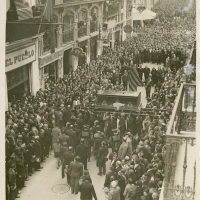 AUTOR DESCONOCIDO. El féretro ante la entrada del periódico El Pueblo en la calle Don Juan de Austria. 1933. ES.462508.ADPV/Fondo Fotográfico, nº 08915 