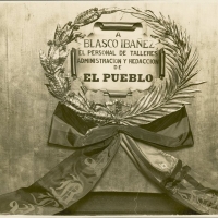 AUTOR DESCONOCIDO. Corona de plata ofrenda del personal del periódico El Pueblo, realizado en la joyería Talleres Carbonell, y que se colocó en el féretro. 1933. ES.462508.ADPV/Fondo Fotográfico, nº 08918 