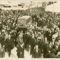 AUTOR DESCONOCIDO. El féretro y la comitiva por las calles de Valencia. 1933. ES.462508.ADPV/Fondo Fotográfico, nº 08919 