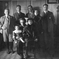 José Iturbi rodeado de sus alumnos y alumnas de las clases de piano, antes de la partida hacia Paris. (09/02/1911). En ella se encuentran las hermanas Enriqueta y Matilde Ponce Villagrasa, hijas del autor de la fotografía D. Juan Ponce Parres. (Fondo documental de Juan Ponce Parres.)